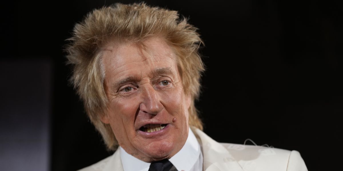 NextImg:Rod Stewart 'booed' during German concert after projecting Ukraine flag in show of Zelensky support