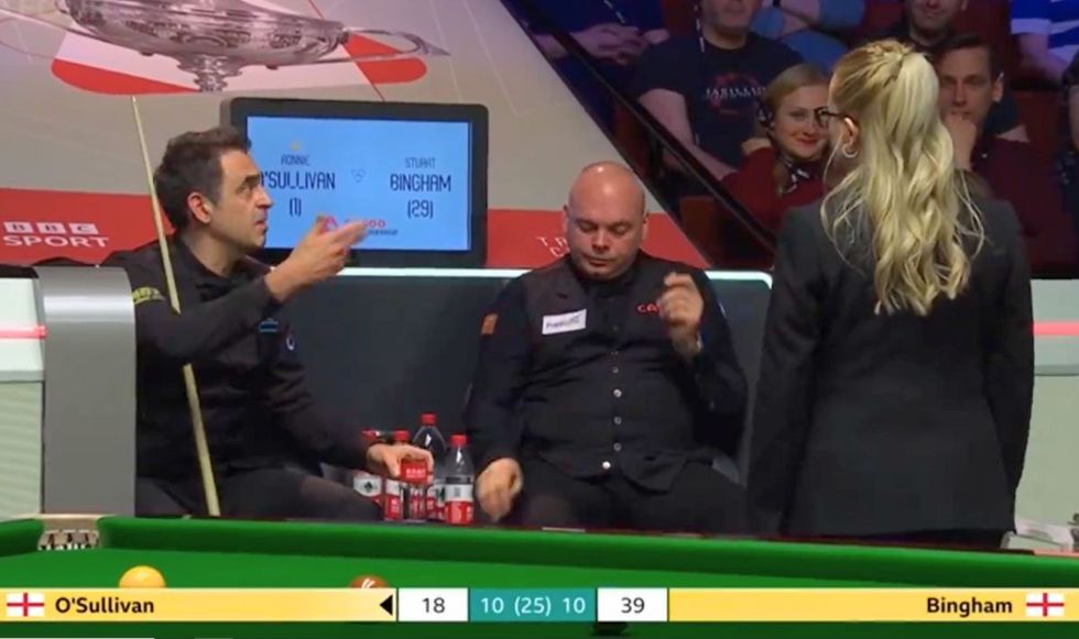 Ronnie O'Sullivan and referee