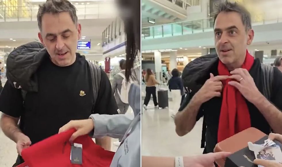 Ronnie O'Sullivan received a scarf upon arrival at Hong Kong airport\u200b