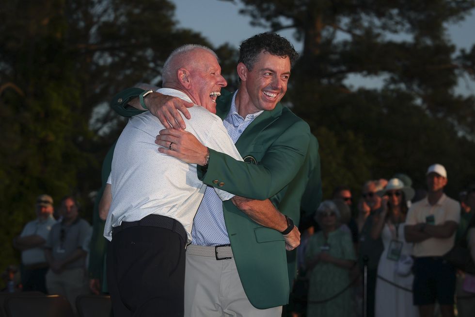 Rory McIlroy dá um abraço em seu pai Gerry após seu triunfo no Masters em Augusta