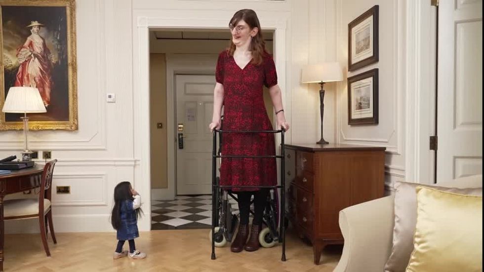 Rumeysa Gelgi and Jyoti Amge