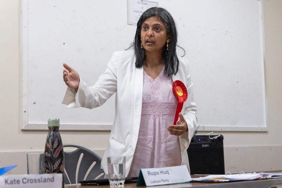 Parece que Rupa Huq sugeriu adicionar nomes sem consentimento prévio