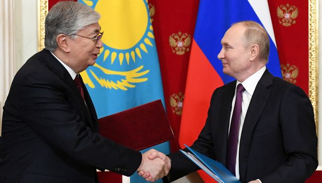 Russian President Vladimir Putin and Kazakh President Kassym-Jomart Tokayev exchange documents during a signing ceremony in Moscow, Russia November 28, 2022. Sputnik/Mikhail Klimentyev/Kremlin via REUTERS ATTENTION EDITORS - THIS IMAGE WAS PROVIDED BY A THIRD PARTY.
