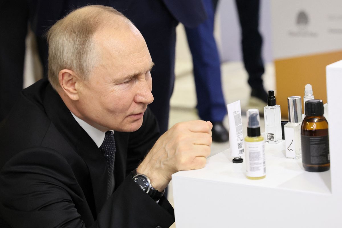 ​Russian President Vladimir Putin tours an exhibition of promising Russian companies during the forum "Strong ideas for the new time" in Moscow, on June 29