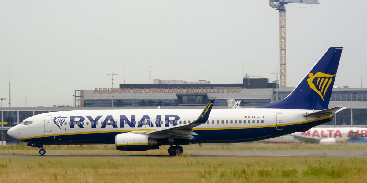 NextImg:Ryanair bomb threat: plane swarmed by police upon landing as 'bomb threat' reported on flight