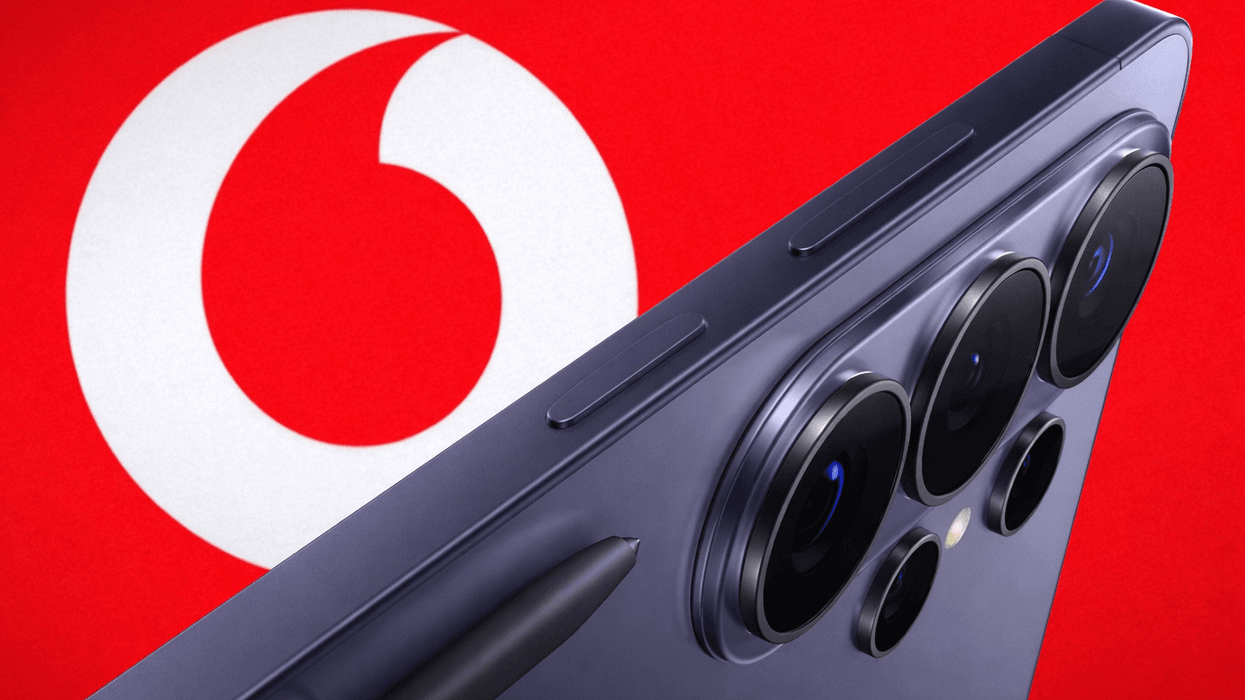Samsung Galaxy S26 Ultra in front of Vodafone logo