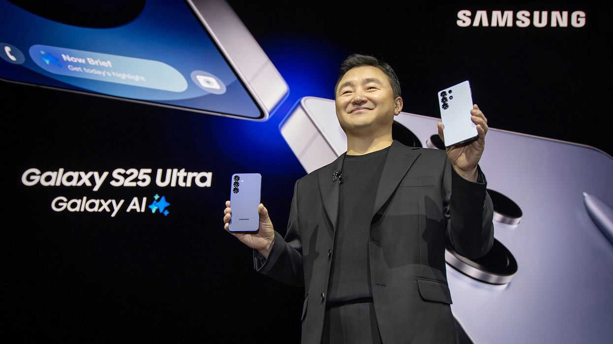 Samsung mobile chief pictured holding s25 smartphones on-stage
