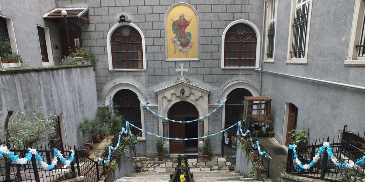 NextImg:One person dead after getting shot in head by two masked gunmen during church attack in Istanbul