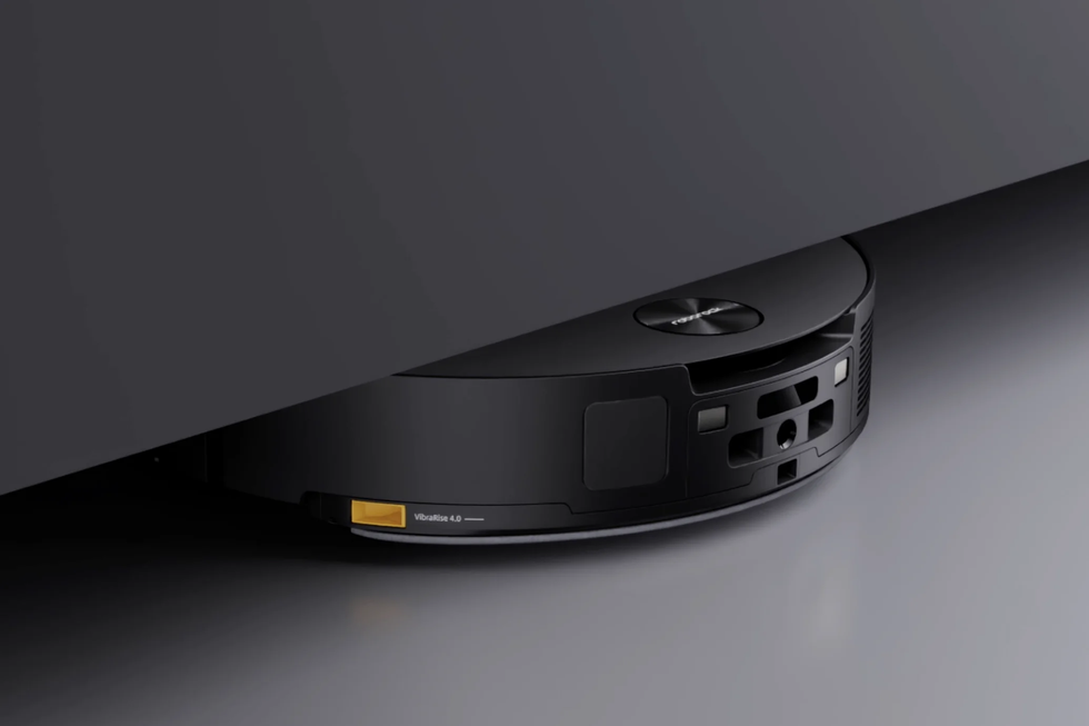 Saros 10 vacuuming under furniture