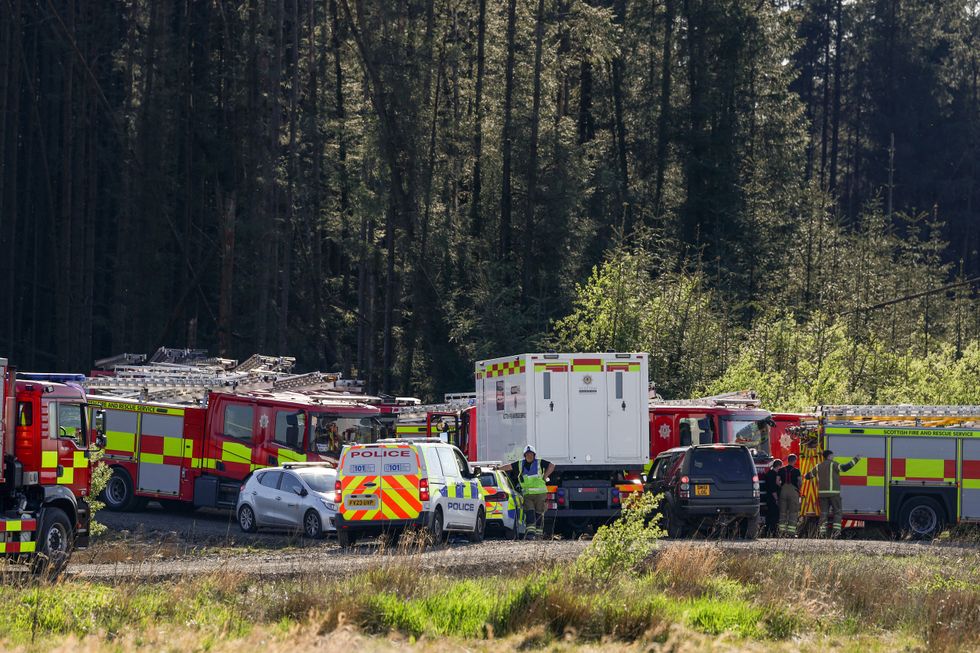 Os serviços de emergência escoceses estão respondendo a um incêndio florestal em West Lothian