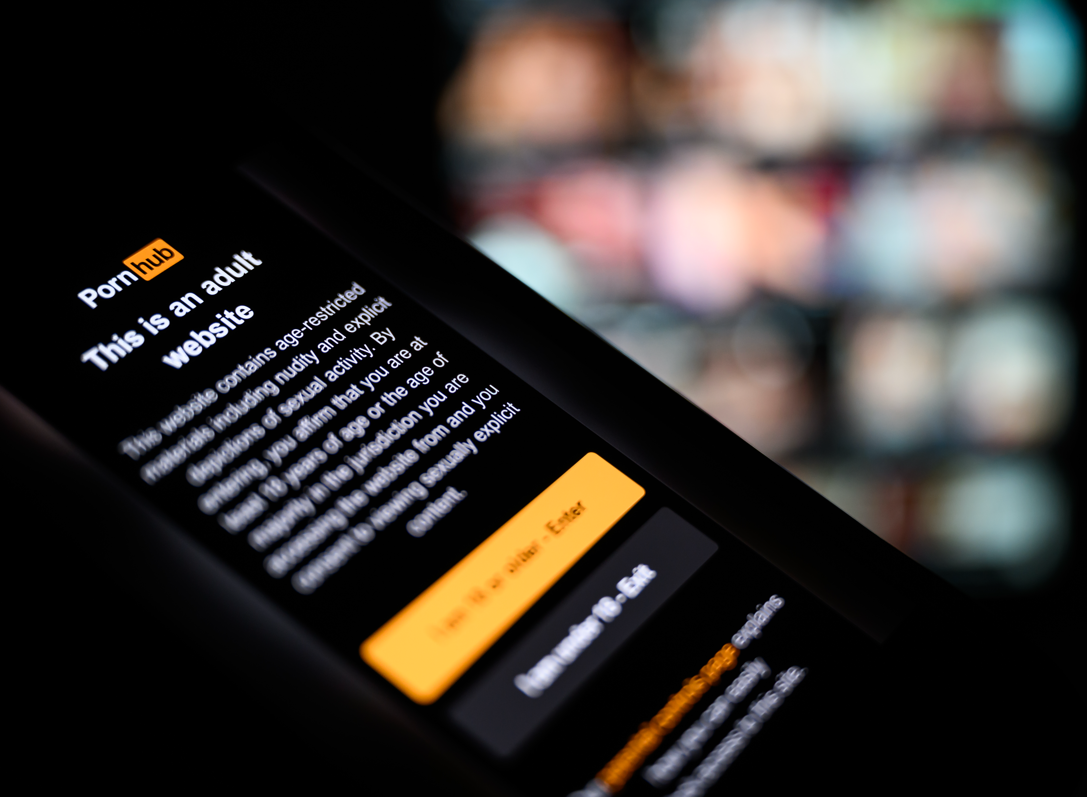 screenshot the pornhub warning screen with the age check disclaimer