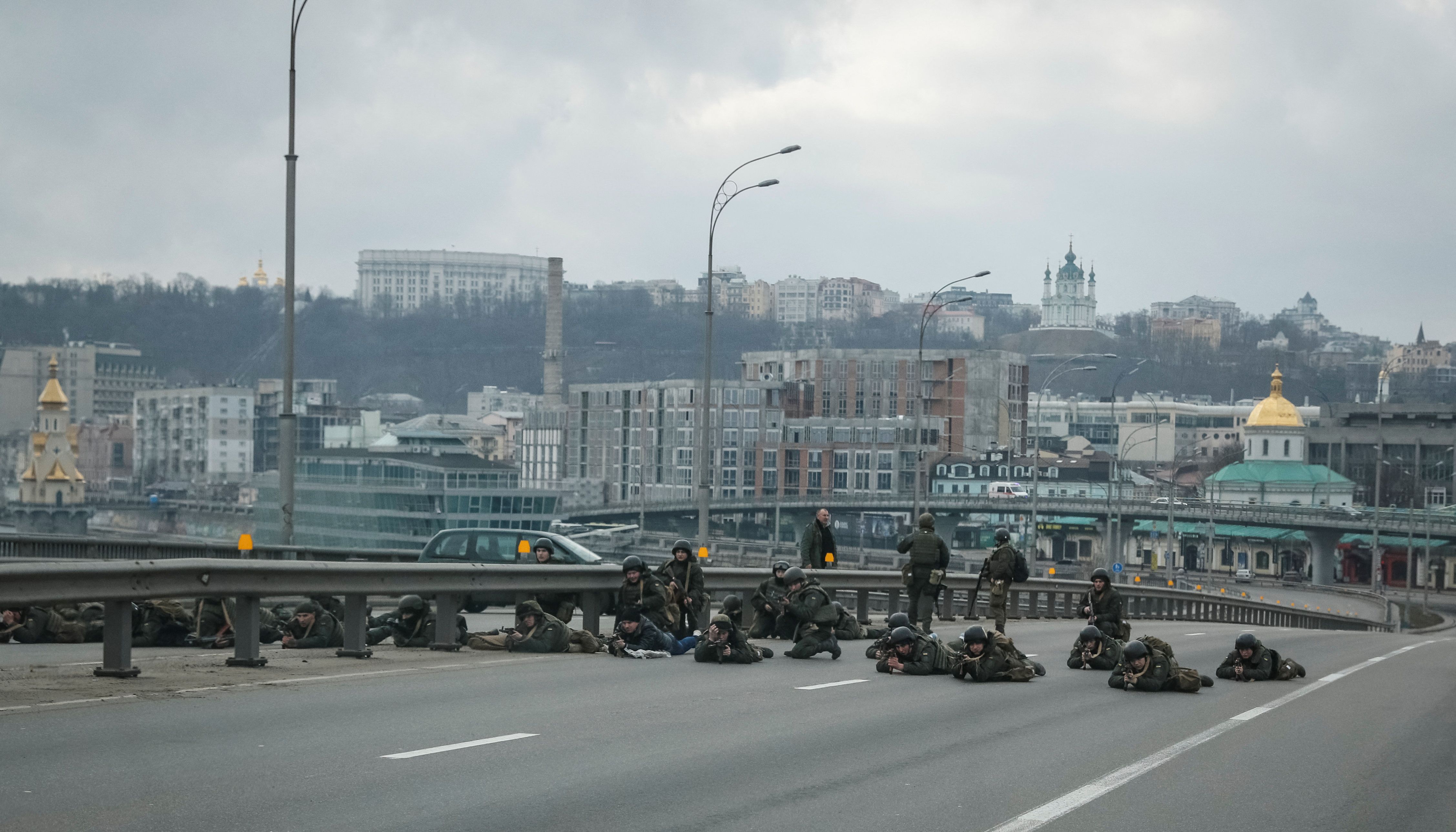 Servicemen of the Ukrainian National Guard take positions in central Kyiv, Ukraine February 25, 2022. REUTERS/Gleb Garanich