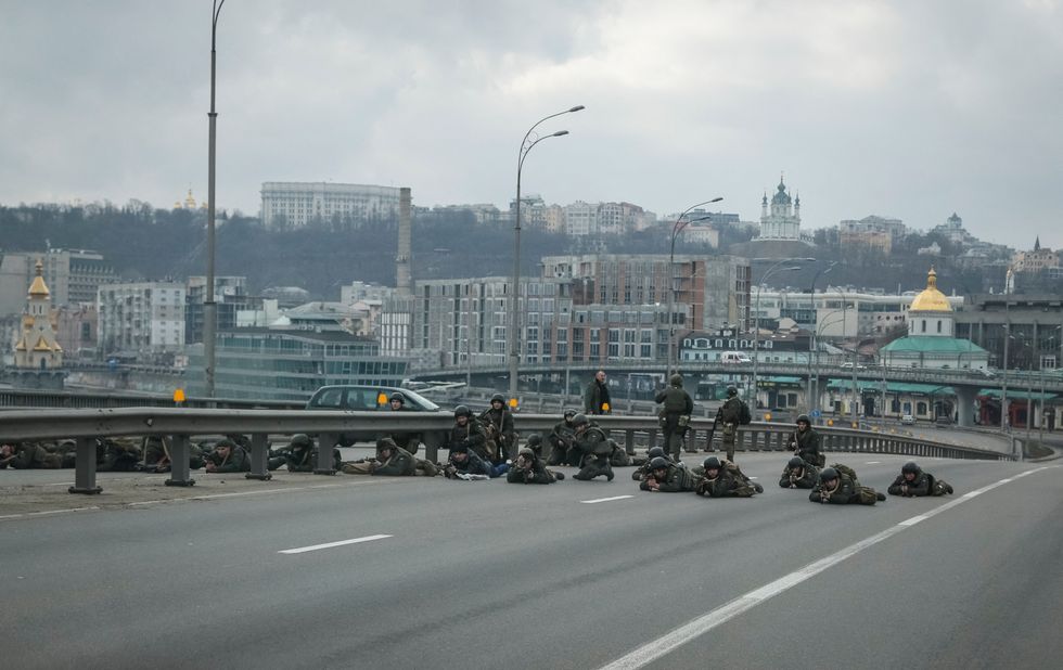 Servicemen of the Ukrainian National Guard take positions in  central Kyiv, Ukraine February 25, 2022. REUTERS/Gleb Garanich