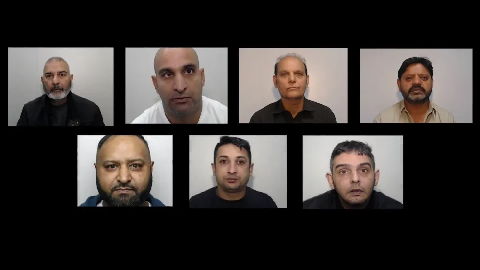 Sedm asijských mužů bylo shledáno vinným z používání dvou dospívajících dívek jako „sexuálních otroků“ v Rochdale