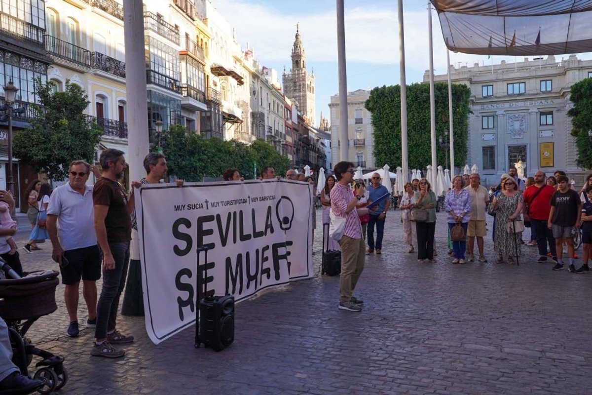 Several neighbors of different ages of the historic center, in the Plaza de San Francisco, to protest about the touristification and overcrowding