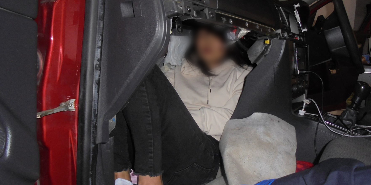 NextImg:People smuggler jailed after using dashboard to cram Vietnamese migrant into car
