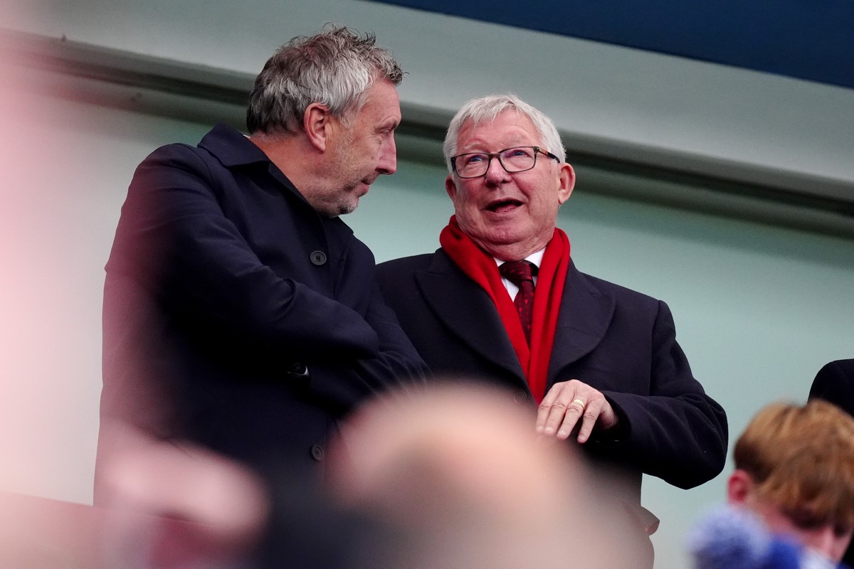 Sir Alex Ferguson ditched by Man Utd board as legendary Old Trafford manager's contract ripped up