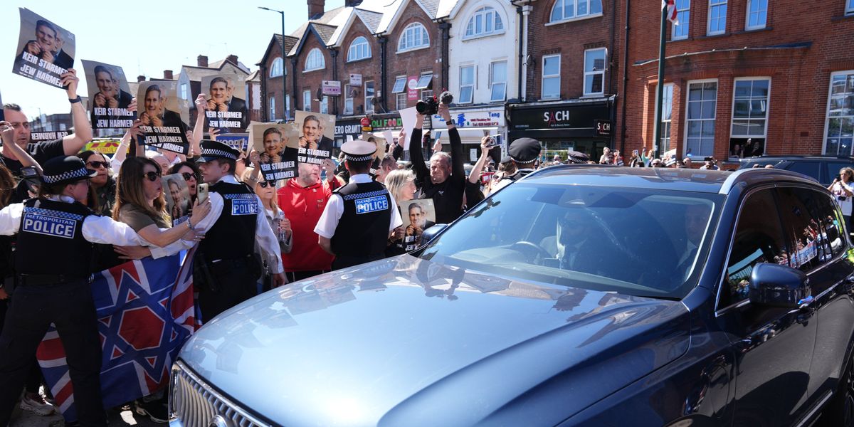Keir Starmer heckled and booed during visit to Golders Green Keir Starmer heckled and booed during visit to Golders Green