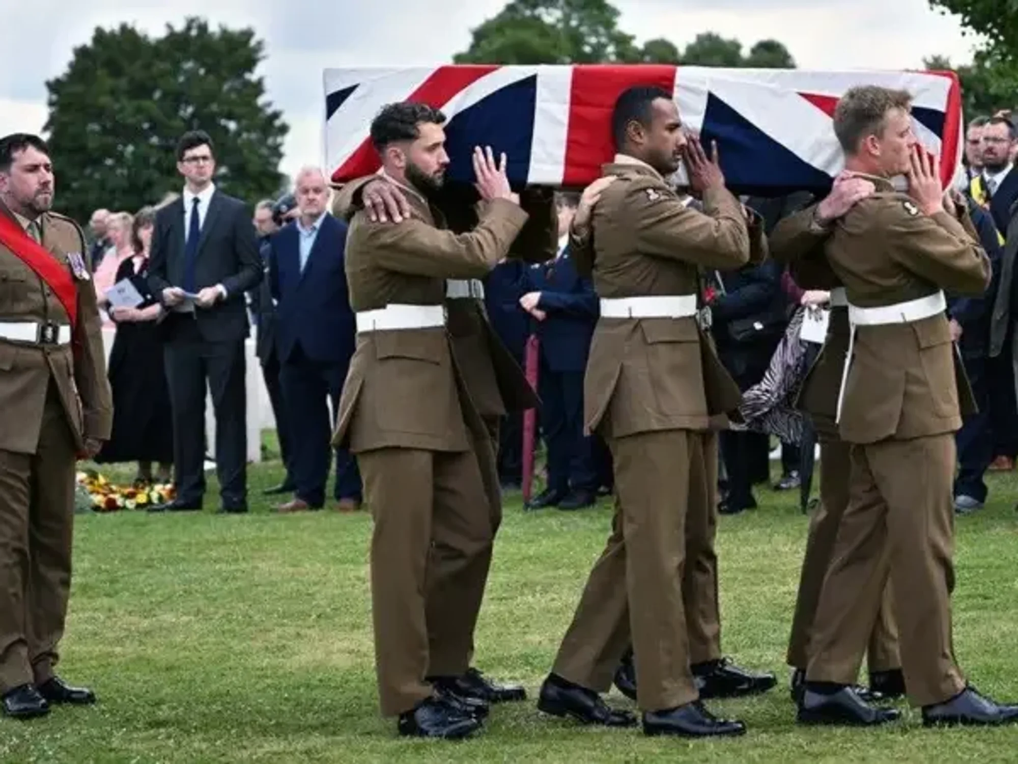Six British First World War heroes buried