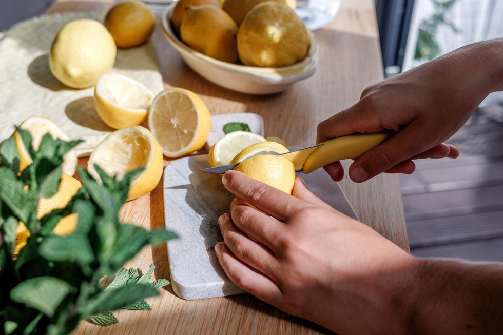 Slicing lemon