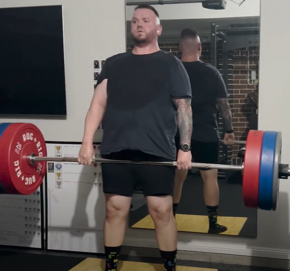 Slimmer performing a deadlift