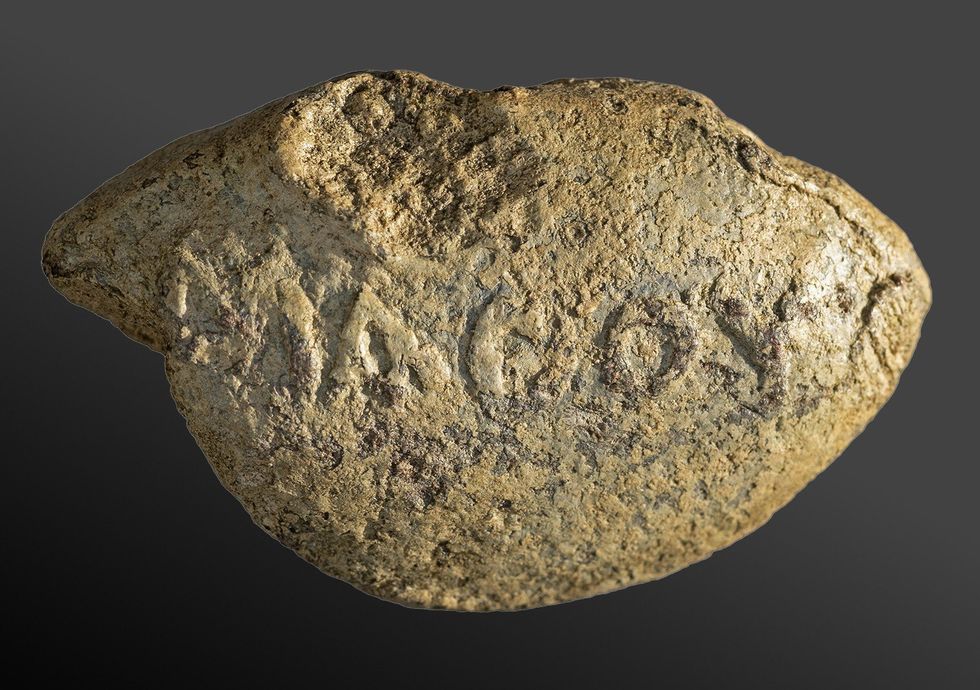 sling bullet bearing the Greek inscription 'learn'