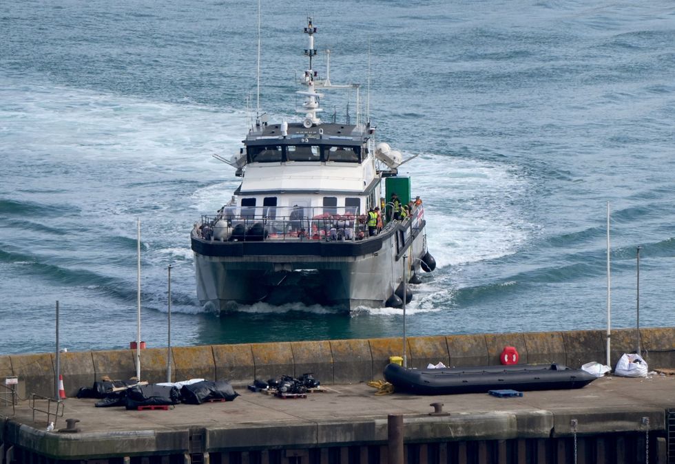 Pequenos navios cruzaram este canal hoje