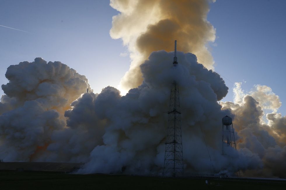 Smoke shroud tower of Artemis II