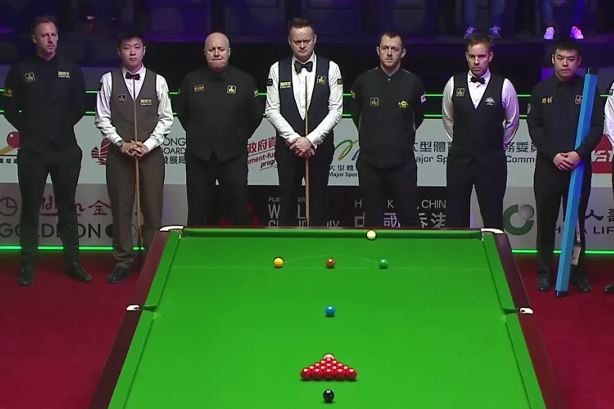 Snooker players hold touching tribute
