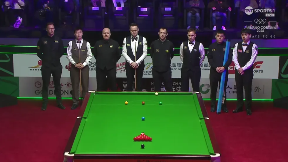 Snooker players hold touching tribute