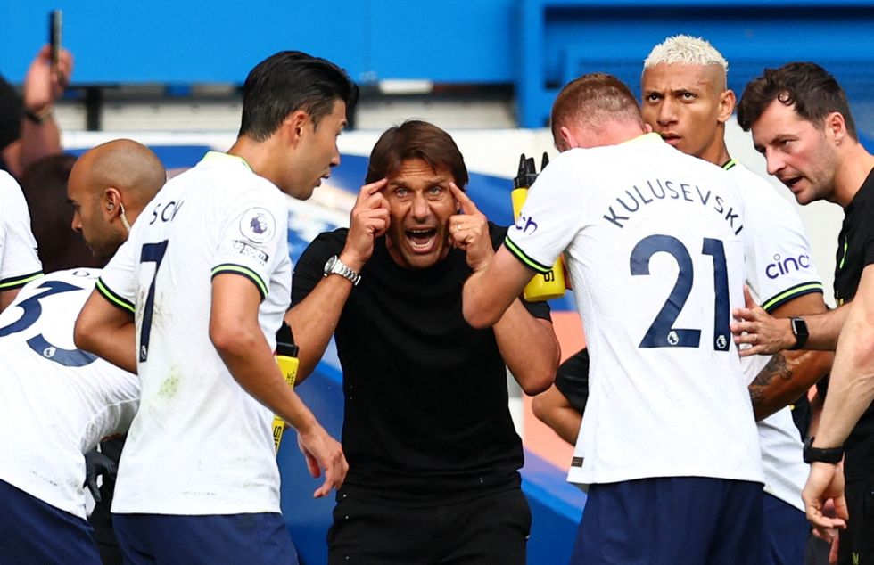 Soccer Football - Premier League - Chelsea v Tottenham Hotspur - Stamford Bridge, London, Britain - August 14, 2022 Tottenham Hotspur manager Antonio Conte talks to Son Heung-min and Dejan Kulusevski during the cooling break REUTERS/David Klein EDITORIAL USE ONLY. No use with unauthorized audio, video, data, fixture lists, club/league logos or 'live' services. Online in-match use limited to 75 images, no video emulation. No use in betting, games or single club /league/player publications.  Please contact your account representative for further details.