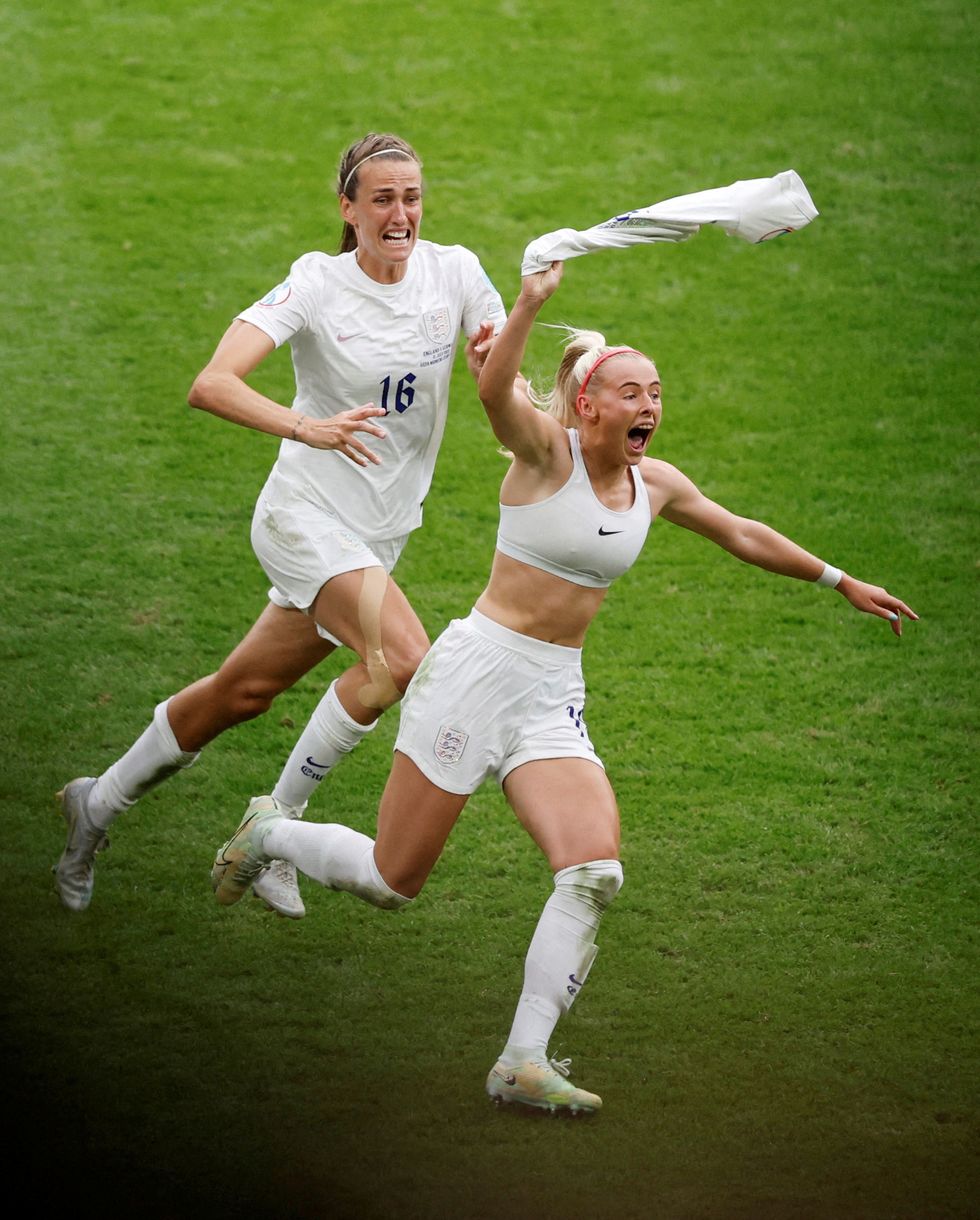 Soccer Football - Women's Euro 2022 - Final - England v Germany - Wembley Stadium, London, Britain - July 31, 2022 England's Chloe Kelly celebrates scoring their second goal REUTERS/Peter Cziborra TPX IMAGES OF THE DAY