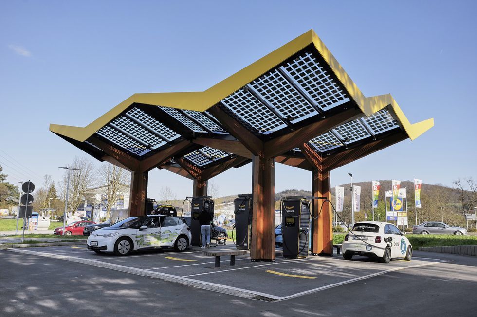 Solar canopy parking structure for electric vehicle charging