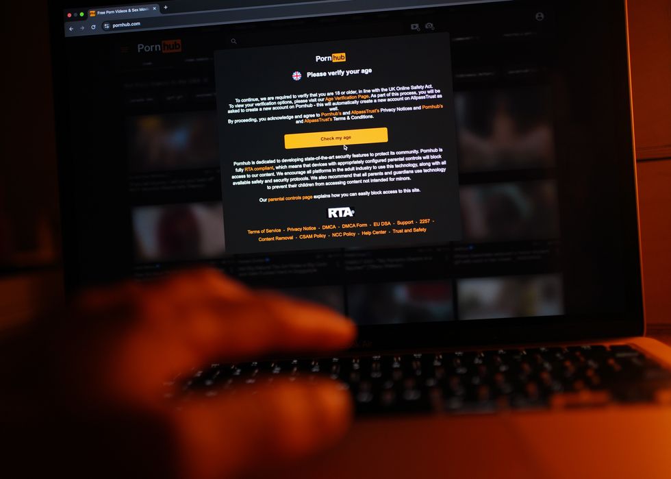 Někdo naviguje do Pornhubu a musí ověřit svůj věk novou vládou britských vlád