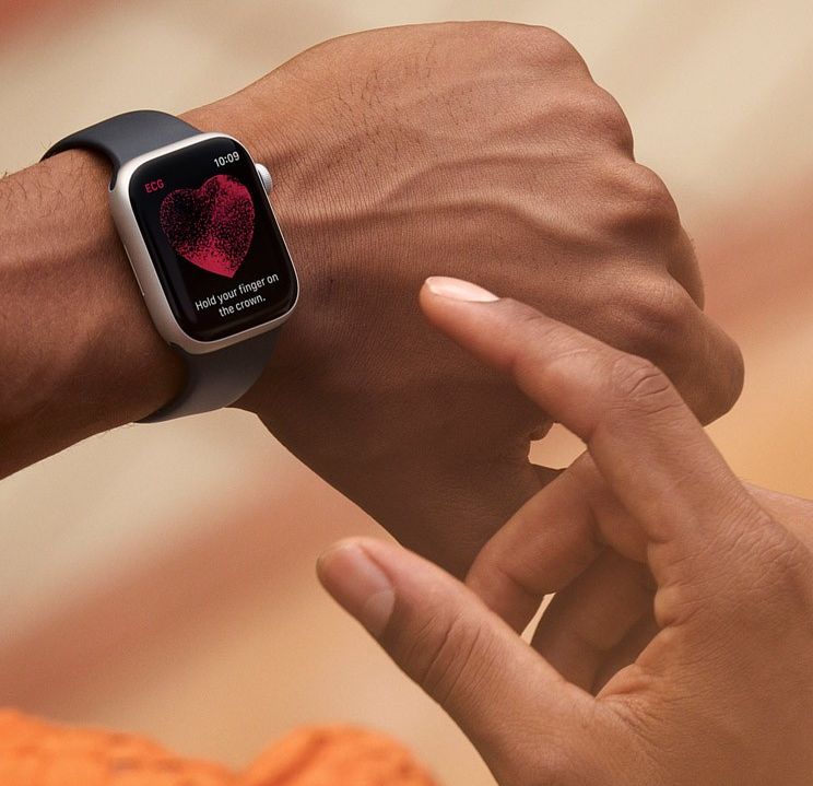 someone wearing an apple watch performs an ECG test