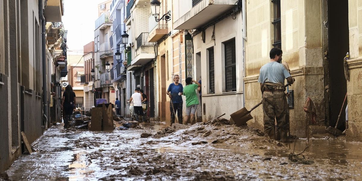 NextImg:Looters raid deluged Spanish towns as police arrest dozens of flooding thieves