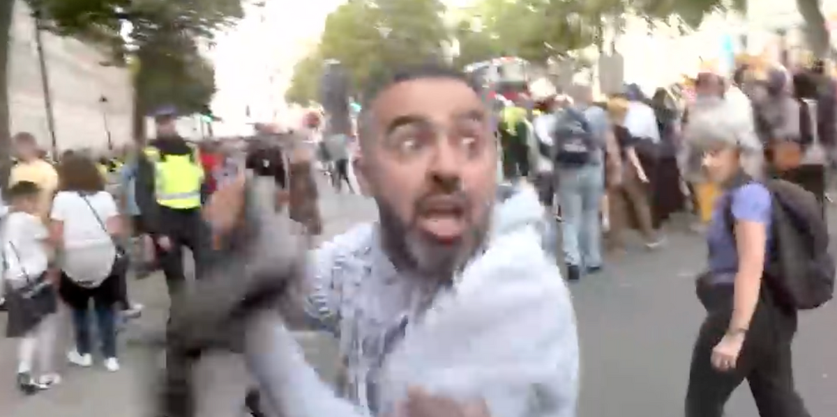 NextImg:WATCH: Protester appears to assault GB News reporter during ‘anti-racist’ protests in London