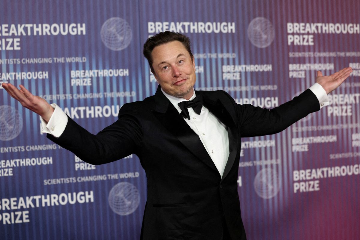spacex ceo elon musk pictured on the red carpet for the breakthrough prize 