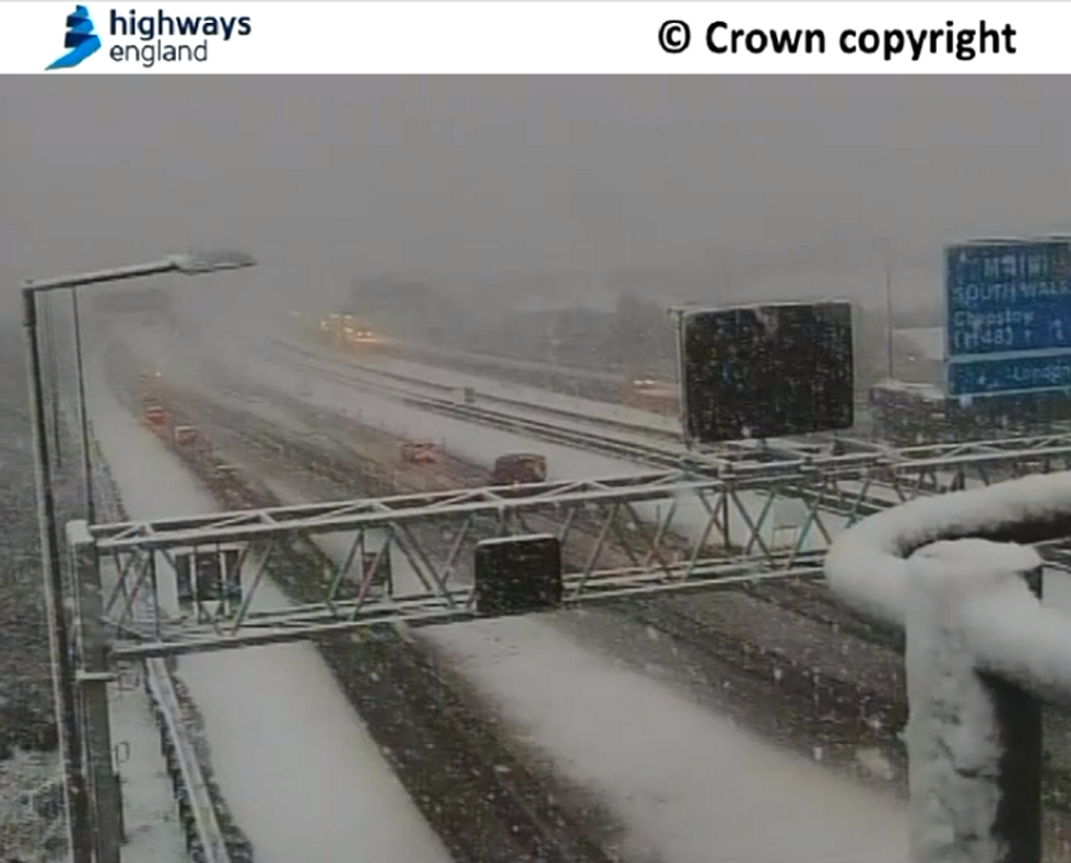 sSnow covers motorways in west England