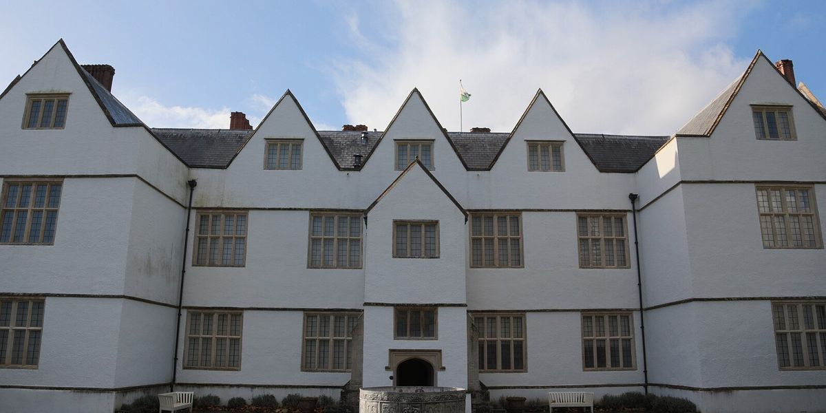 Brazen thieves steal gold Bronze Age artefacts in planned 4-minute heist Brazen thieves steal gold Bronze Age artefacts in planned 4-minute heist