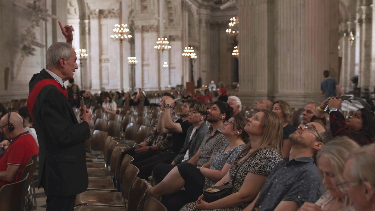 st pauls cathedral tour guide discussing the architecture on the auracast bluetooth test