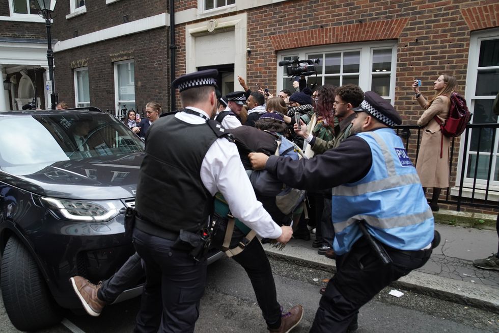 Starmer mobbed by Palestine protesters