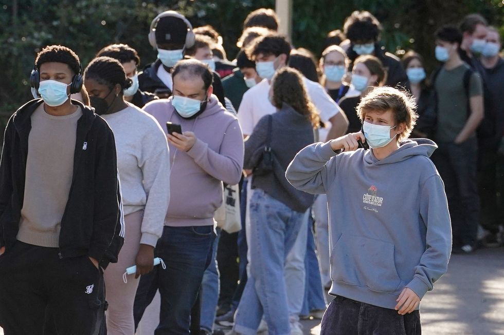 Alunos mascarados fora da Universidade de Kent