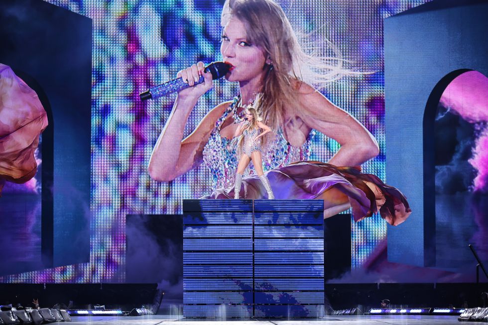 Taylor Swift performing