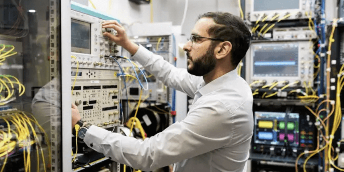 Science breakthrough as UK team sets new ‘speed record’ equivalent to 50 million movies being streamed at once Science breakthrough as UK team sets new ‘speed record’ equivalent to 50 million movies being streamed at once