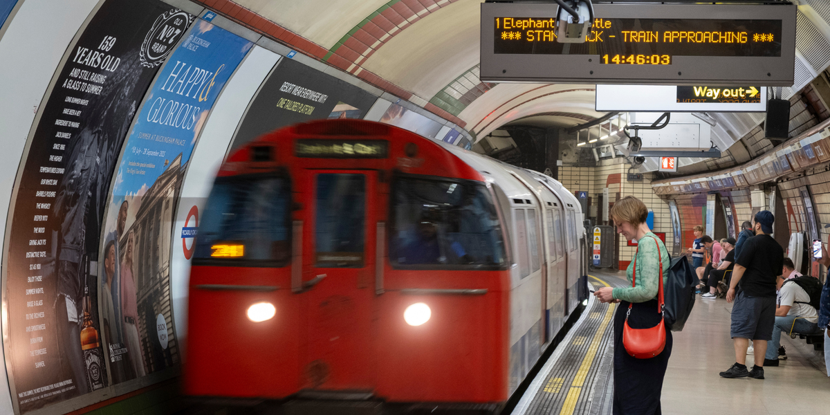 NextImg:TfL launches fresh campaign to tackle 'nuisance' passengers blasting music on public transport