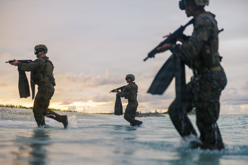 The 31st Marine Expeditionary Unit conducts a simulated reconnaissance and surveillance mission in the Chagos Islands