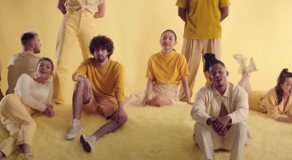 The advert includes a song about a relationship between Hannah and Dave