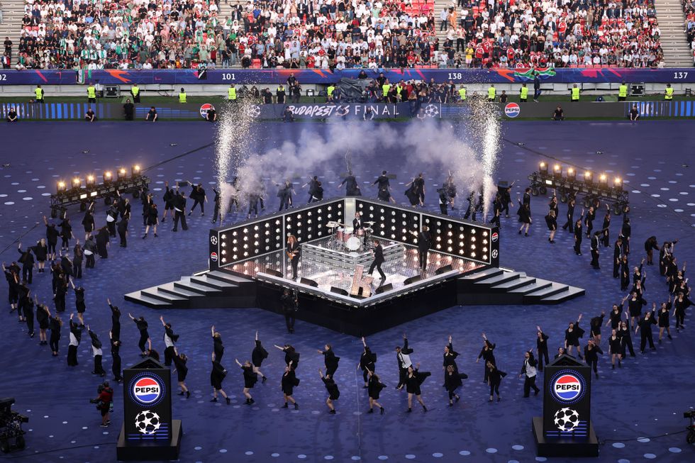 A banda tocou uma série de sucessos antes do confronto, onde uma das duas equipes se sagrará campeã europeia.