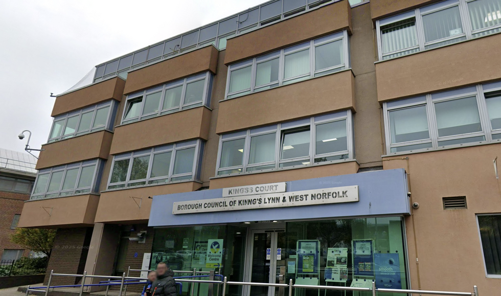 The Borough Council ordered her to clean up the rubbish\u200b